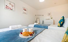 Monmouth House Aylesbury Premier Quality Accommodation For Larger Families Contractors And Professionals Sleeps Up To 6 Guests